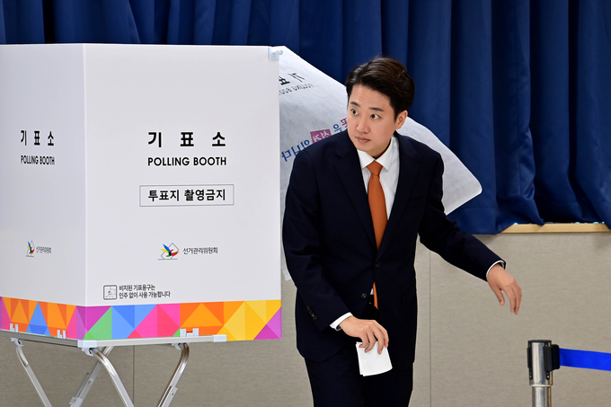 이준석 개혁신당 대선 후보가 29일 오전 화성시 동탄9동행정복지센터에 마련된 사전투표소에서 투표를 마친 뒤 이동하고 있다. (사진=옥지훈 기자)