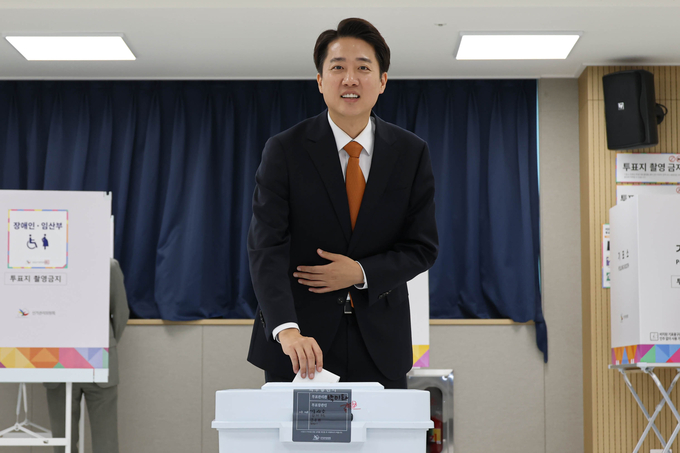 이준석 개혁신당 대선 후보가 29일 오전 화성시 동탄9동행정복지센터에 마련된 사전투표소에서 투표를 하고 있다.