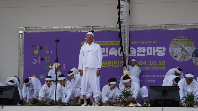 경기도 무형유산인 파주 금산리 민요의 새로운 보유자로 민요보존회 소속 조흠승 전승 교육사가 인정됐다. 사진은 지난해 열린 민속예술한마당에서 조흠승 전승교육사가 공연을 하고 있다. (사진=파주문화원 제공)