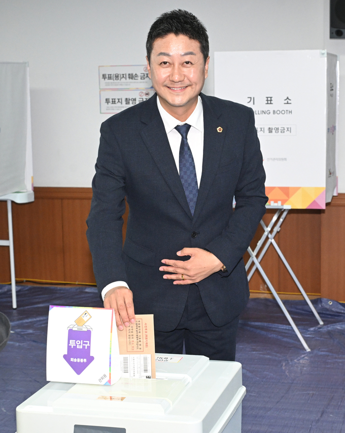 김진경 경기도의회 의장이 29일 오전 수원시 팔달구 우만2동 사전투표소에서 투표를 하고 있다. (사진 경기사진공동취재단)