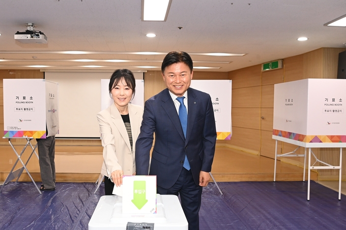 조용익 시장과 부인 박희성 여사가 사전투표소(부천시 원미구 심곡2동 행정복지센터)에서 제21대 대통령선거 사전투표에 참여했다. (사진=부천시 제공)