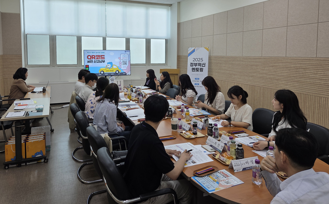 부천시 공직자들이 멘티 지자체 실무자에게 혁신행정 노하우를 전수하고 있다. (사진=부천시 제공)