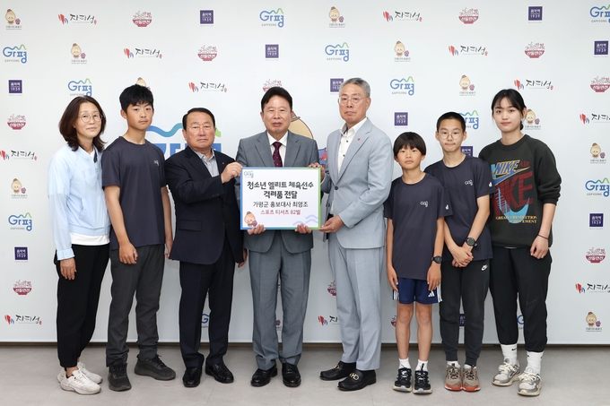 가평군 홍보대사 최영조 씨가 운동용 티셔츠를 기증했다. (사진=가평군 제공)