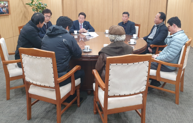 지난 3월 4일 유정복 인천시장과 강화군 대북·대남방송중단 대책위원회가 대남 소음방송 피해에 대한 면담을 하고 있다. ( 사진 = 인천시 제공 ) 