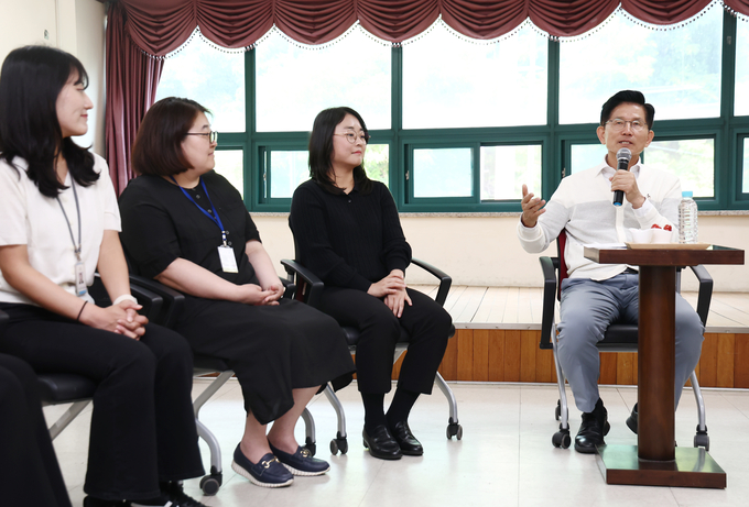 김문수 국민의힘 대선 후보가 29일 안산시 초지종합사회복지관을 찾아 사회복지사들과 간담회를 하고 있다. (사진=연합뉴스)