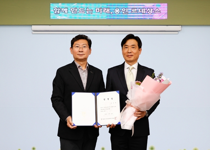 용인시민프로축구단 초대 단장에 선임된 김진형(오른쪽)씨. (사진=용인시 제공)