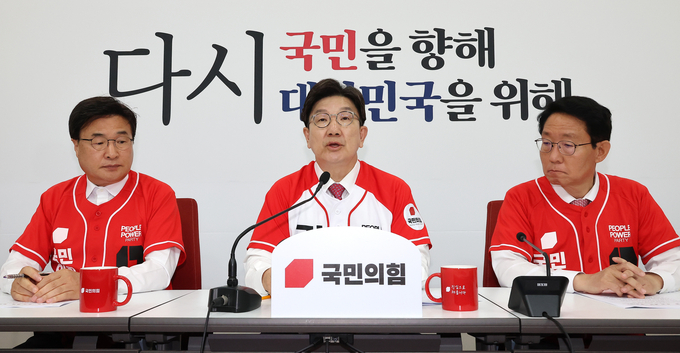 권성동 국민의힘 공동선거대책위원장(가운데)이 29일 국회에서 기자간담회를 열어 이재명 더불어민주당 대선후보가 경기도지사 시절 추진했던 시흥시 거북섬 사업에 대한 국정조사와 진상규명을 위한 특별법 추진 등을 밝히고 있다. (사진=연합뉴스)