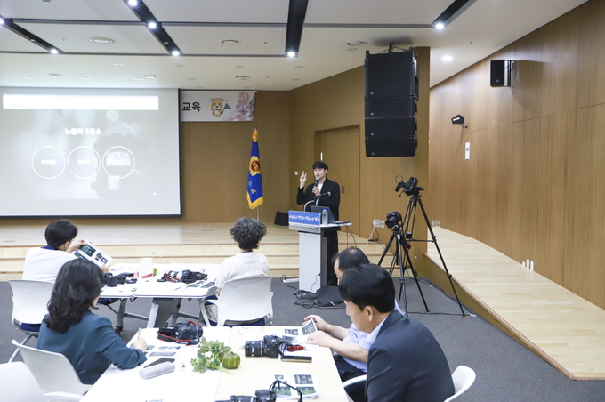 경기도의회 사무처 직원들이 29일 경기도의회 대회의실에서 ‘DSLR 카메라를 활용한 사진촬영 교육’을 받고 있다. (사진=경기도의회 제공)