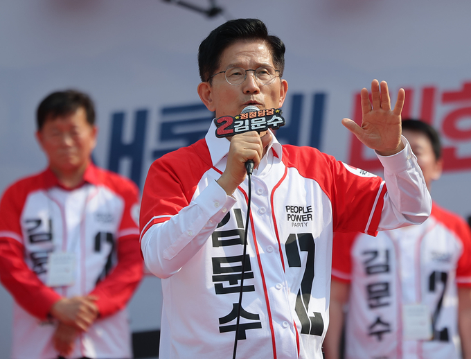 김문수 국민의힘 대선 후보가 29일 안산시 안산문화광장에서 시민들에게 지지를 호소하고 있다. (사진=연합뉴스)