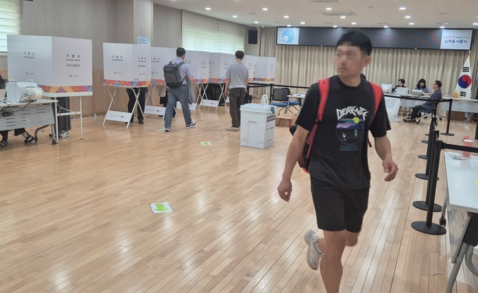 29일 인천 남동구 구월1동 행정복지센터에 마련된 사전투표소에 시민들이 투표하고 있다. ( 사진 = 이현도 기자 )