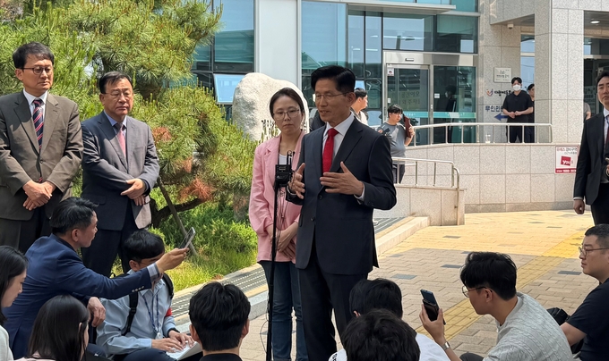 계양1동 행정복지센터에 마련된 사전투표소에서 투표를 마친 김문수 국민의힘 대선 후보가 인터뷰를 하고 있다. ( 사진 = 이기준 기자 )