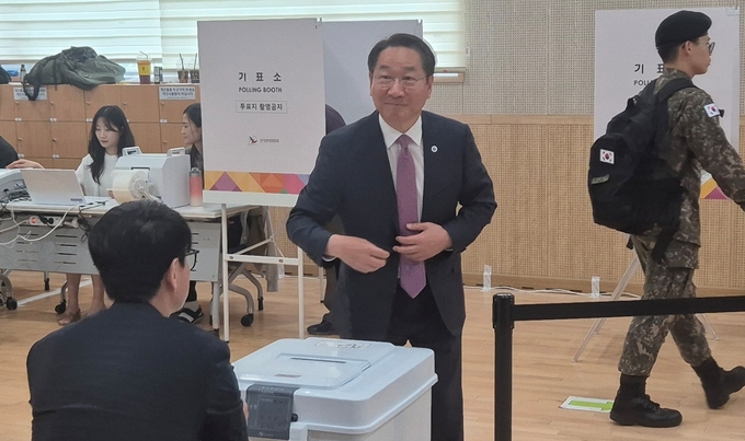 유정복 시장이 남동구 구월1동 행정복지센터에서 사전투표를 하고 있다. ( 사진 = 이현도 기자 )