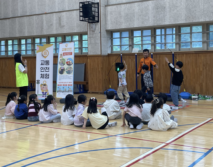 성남시가 운영하는 ‘찾아가는 어린이 안전체험캠프’에서 초등학교 저학년 학생들이 체육관에 모여 교통안전 체험 교육을 받고 있다. (사진=성남시 제공)