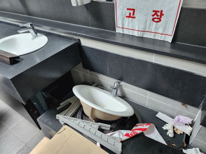 여자 화장실 상판 지지대가 파손더ㅚ어 있다.(사진=남양주시 제공)
