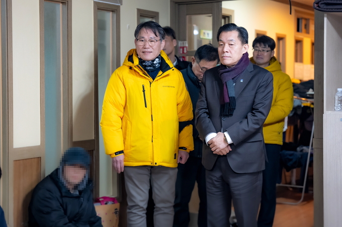 이재준 수원시장이 한파주의보가 발령됐던 지난 1월 9일 노숙인 일시보호소 꿈터를 점검하고 있다. (사진=수원시 제공)