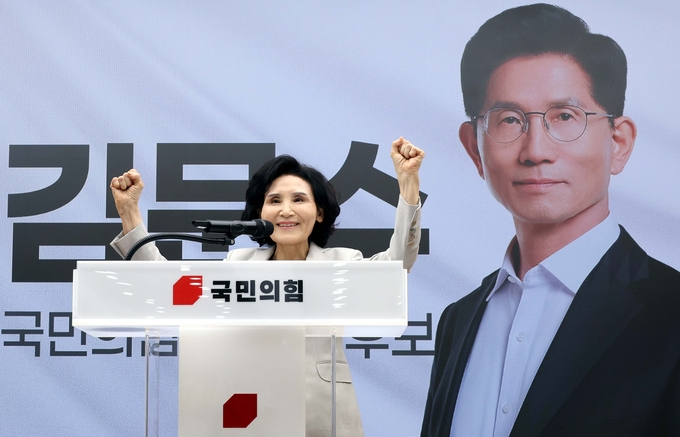 김문수 국민의힘 대선후보 배우자 설난영 여사가 지난 21일 서울 여의도 중앙당사에서 열린 정정당당여성본부 필승결의대회에서 인사말을 마친 뒤 파이팅하고 있다. (사진=연합뉴스)