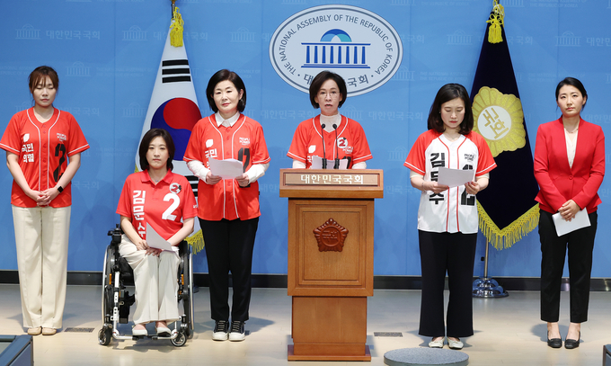 국민의힘 중앙선대위 여성본부 소속 의원들이 30일 국회 소통관에서 기자회견을 열고 유시민 작가가 한 유튜브에서 김문수 국민의힘 대선 후보의 배우자 설난영 여사를 향해 “감당할 수 없는 자리, 남편과 균형이 안 맞는다, 발이 공중에 떠 있다, 제정신이 아니다. 등의 인격 모독성 망언을 쏟아냈다”며 규탄하고 있다. (사진=연합뉴스)