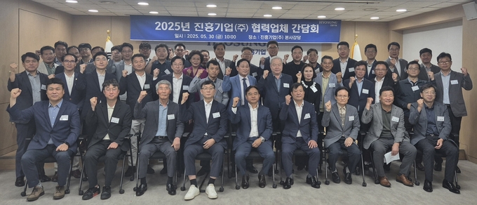  행사에 참석한 김태균 대표이사(맨 앞줄 우측에서 5번째)와 협력사 대표들이 기념촬영을 하고 있다. (사진=효성 제공)