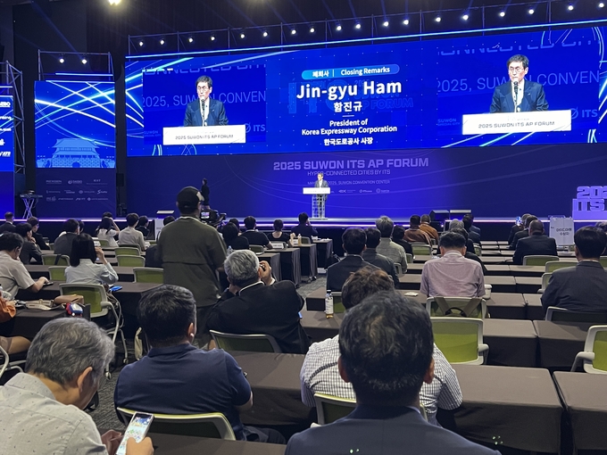 30일 '2025 수원 ITS 아태총회' 폐막식에서 ITS 조직위원회 위원장을 맡고 있는 함진규 한국도로교통공사 사장이 폐회사를 하고 있다. (사진=장진 기자)