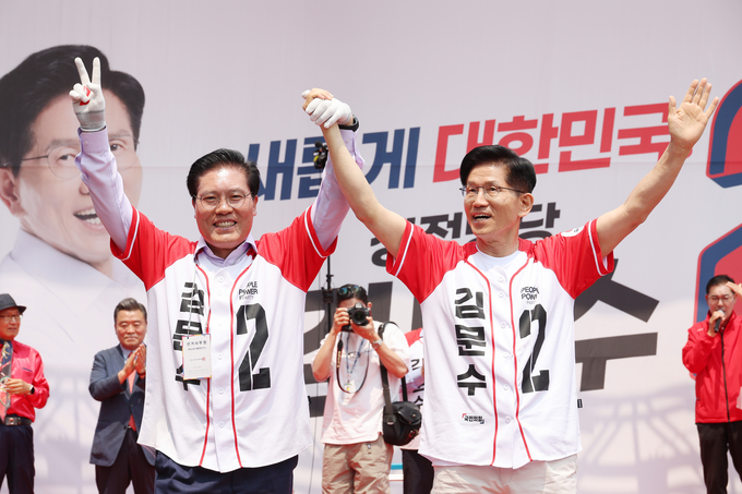 김문수 국민의힘 대선 후보가 30일 이천시산림조합 앞 중리사거리에서 열린 유세에서 송석준 의원(왼쪽)과 함께 지지를 호소하고 있다. (사진=연합뉴스) 