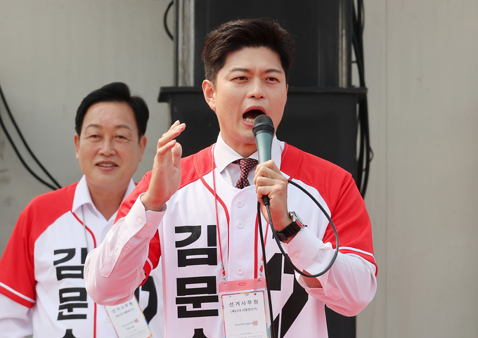 김용태 국민의힘 비상대책위원장과 김선교 의원(왼쪽)이 30일 가평군 청평시계탑 광장에서 열린 김문수 대선 후보 유세에서 지지를 호소하고 있다. (사진=연합뉴스)