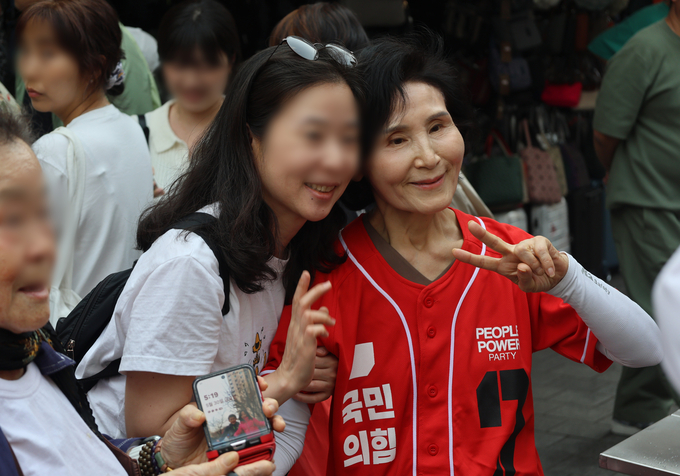 김문수 국민의힘 대선 후보 배우자 설난영 여사가 30일 서울 중구 남대문시장을 방문해 기념사진을 찍으며 기호 2번 김 후보의 지지를 호소하고 있다. (사진=국민의힘 제공)