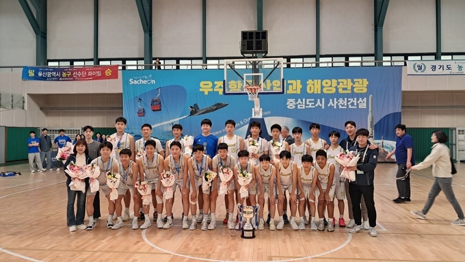 5월 27일 경남 삼천포체육관에서 진행된 '제54회 전국소년체육대회' 마지막 날 농구 남자 15세 이하부서 우승을 차지한 수원 삼일중 선수들이 기념사진을 찍고 있다. (사진=수원교육지원청 제공)