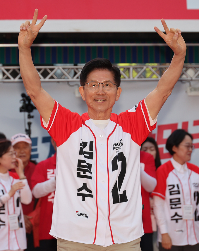 김문수 국민의힘 대선 후보가 31일 경북 포항시 북포항우체국 앞에서 열린 집중유세에서 지지를 호소하고 있다. (사진=연합뉴스)