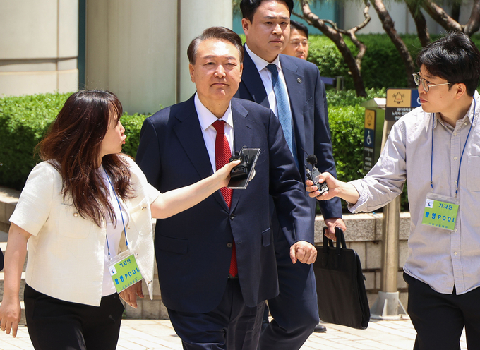 윤석열 전 대통령이 지난 26일 서울 서초구 서울중앙지방법원에서 열린 내란 우두머리 혐의·직권남용 권리행사 방해 혐의 사건 5차 오전 공판을 마친 후 차량으로 향하고 있다. (사진=연합뉴스)