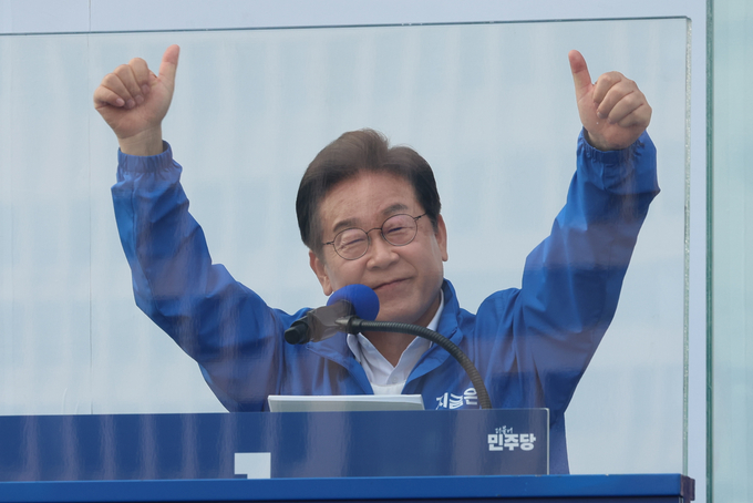 이재명 더불어민주당 대선 후보가 31일 세종특별자치시 나무그늘광장에서 열린 유세에서 시민들에게 지지를 호소하고 있다. (사진=연합뉴스)