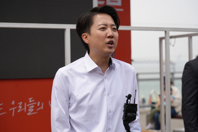 이준석 개혁신당 대선 후보가 31일 인천 중구 월미도에서 취재진 질문에 답하고 있다. (사진=개혁신당 제공)