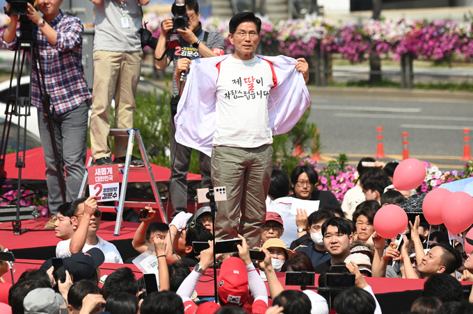 김문수 국민의힘 대선 후보가 1일 오전 수원시 영통구 수원컨벤션센터 앞 광장에서 열린 유세에서 '제 딸이 자랑스럽습니다'라고 적힌 티셔츠를 드러내고 있다.