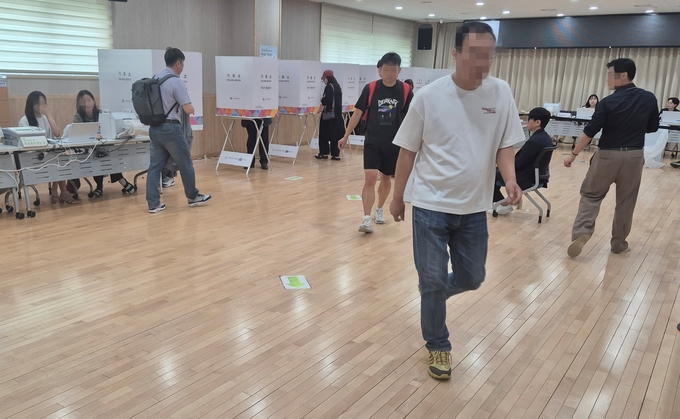 지난 5월 29일 인천 남동구 구월1동 행정복지센터에 마련된 사전투표소에 시민들이 투표하고 있다. ( 사진 = 이현도 기자 )