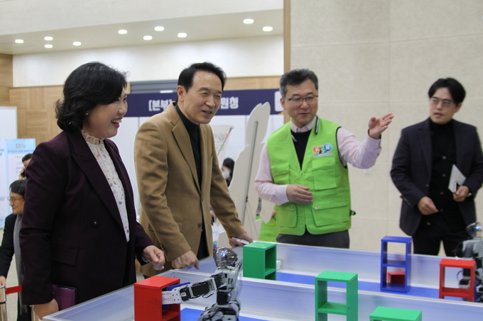 임태희 경기도교육감이 2023 성남 에듀테크 디지털 교육 페어에 참석해 관계자들과 이야기를 나누고 있다. (사진=성남교육지원청 제공)