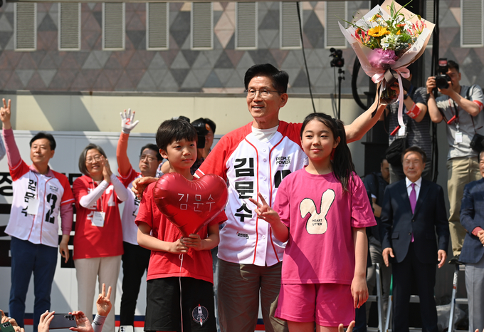 김문수 국민의힘 대선 후보가 대선을 이틀 앞둔 1일 수원 집중유세에서 어린이들과 무대 위에서 인사를 하고 있다. (사진=옥지훈 기자)