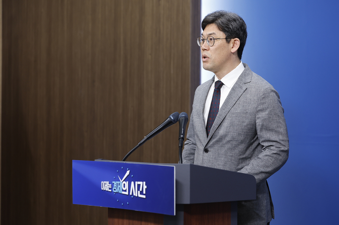 허승범 경기도 기획조정실장이 지난달 30일 경기도청 브리핑룸에서 기자회견을 열고 2025년 제1회 추가경정예산안을 발표하고 있다. (사진=경기도 제공)