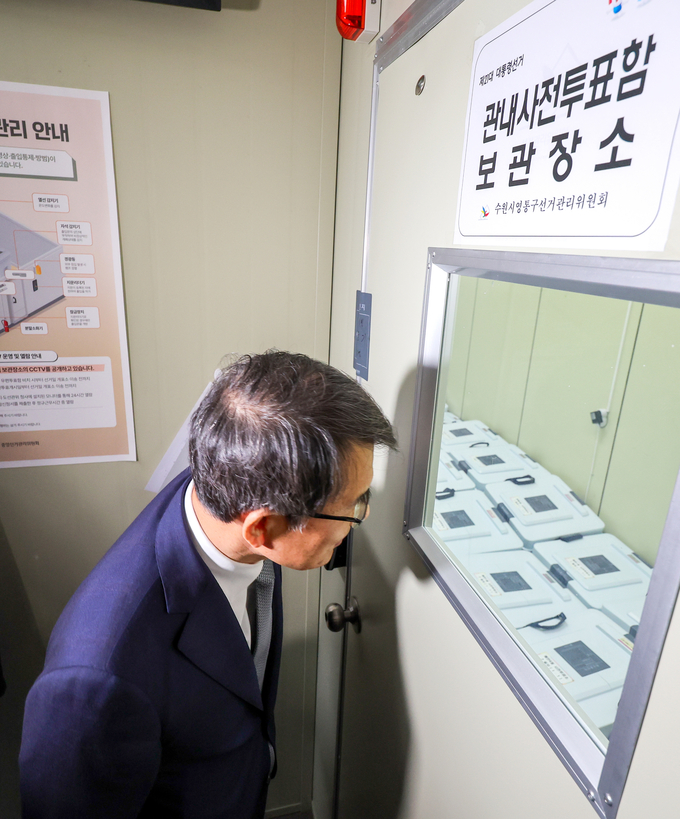 노태악 중앙선거관리위원장이 제21대 대통령선거를 이틀 앞둔 1일 오후 수원시 영통구 경기도선거관리위원회를 찾아 수원영통구선관위 사전우편투표함 보관상황을 점검하고 있다.