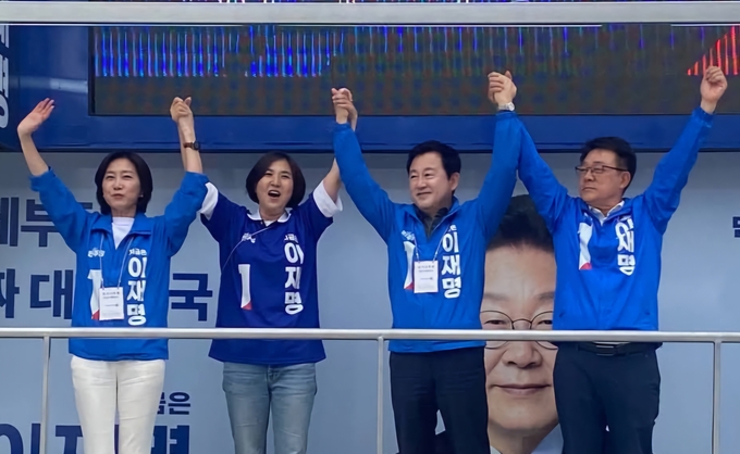 더불어민주당 허종식 의원과 남영희 동구·미추홀구을 지역위원장, 허은아 전 개혁신당 대표 등이 인천 합동 유세에 나서고 있다. ( 더불어민주당 인천 동구·미추홀구을 지역위원회 제공 )
