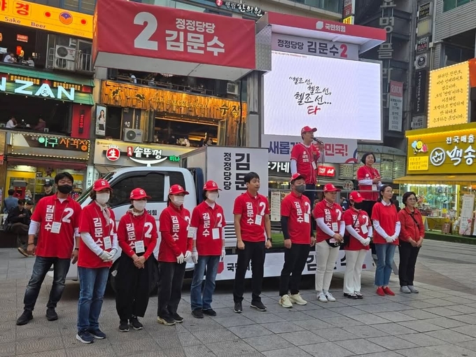 손범규 국민의힘 인천시당위원장이 구월동에서 유세를 진행하고 있다. ( 사진 = 국민의힘 인천시당 제공 )