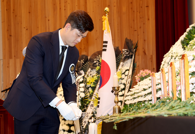 1일 경북 포항시 해군 항공사령부 강당에서 엄수된 '해군 P-3CK 917호기 순직자 영결식'에서 김용태 국민의힘 비상대책위원장이 분향하고 있다. (사진=연합뉴스)