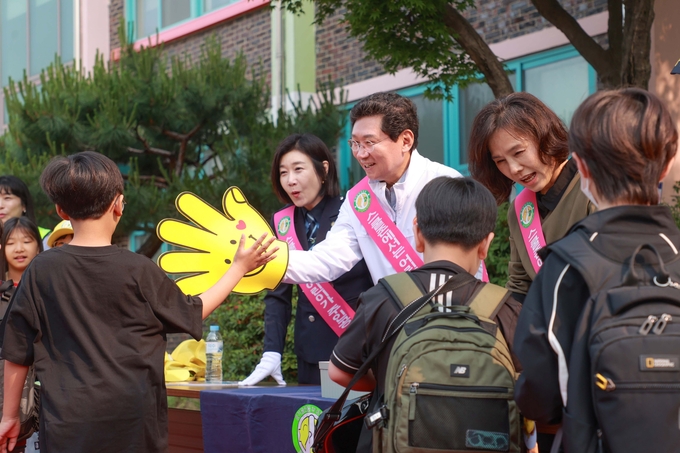 이상일 용인특례시장이 지난 5월 30일 처인구 서룡초등학교를 찾아 학교 주변 통학로를 점검하고, 학생들의 안전한 통학길을 위한 교통안전 캠페인에 참여했다. (사진=용인시 제공)