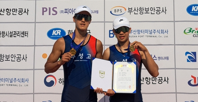 1일 부산시 서낙동강 조정경기장에서 진행된 '제51회 장보고기 전국조정대회' 이틀째 남자고등부 경량급 더블스컬에서 우승한 김민태(왼쪽)·노유원(이상 수원 수성고)이 기념사진을 찍고 있다. (사진=수성고 조정팀 제공)