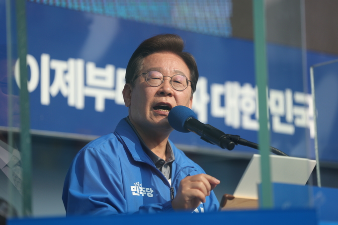 이재명 더불어민주당 대선 후보가 막바지 '험지 공략'에 나선 1일 울산광역시 일산해수욕장 앞에서 시민들에게 지지를 호소하고 있다.(사진=연합뉴스)