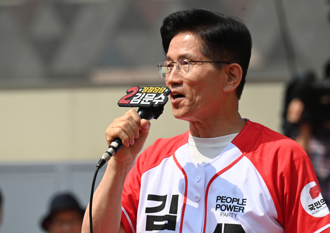 김문수 국민의힘 대선 후보가 막판 수도권 민심잡기에 나선 1일 경기도 수원컨벤션센터 광장에서 열린 유세에서 지지를 호소하고 있다. (사진=옥지훈 기자)