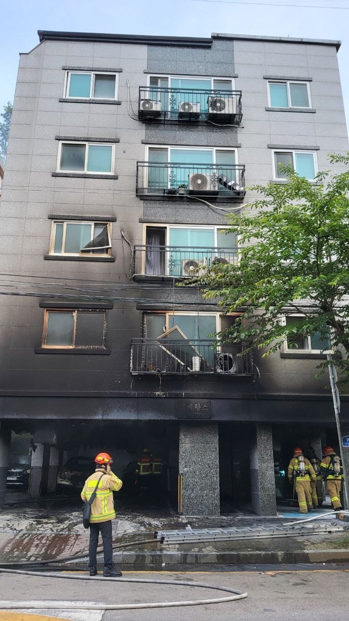  1일 안산시 단원구 소재 5층 다세대주택에서 화재가 발생했다. (사진=경기도소방재난본부 제공)