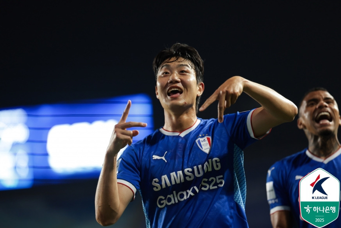 1일 수원월드컵경기장에서 열린 하나은행 K리그2 2025 14라운드 수원 삼성과 부천FC1995의 경기서 페널티킥골을 넣은 수원 김지현이 '나사나수' 세리머니를 하고 있다. (사진=한국프로축구연맹 제공)