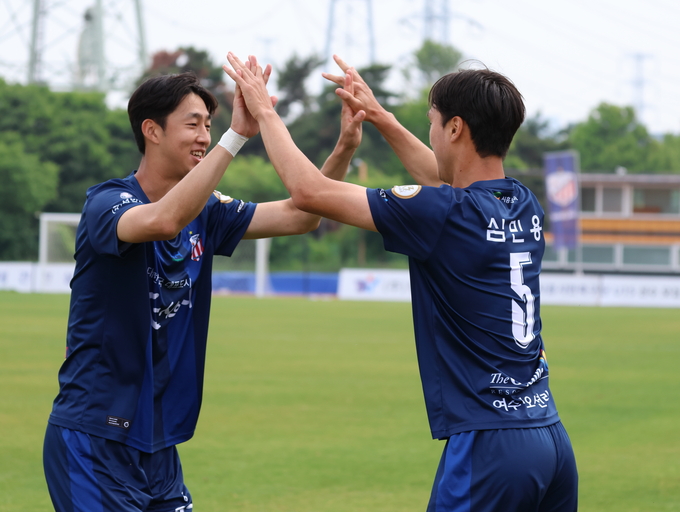 시흥시민축구단 심민용(오른쪽). (사진=시흥시민축구단 제공)