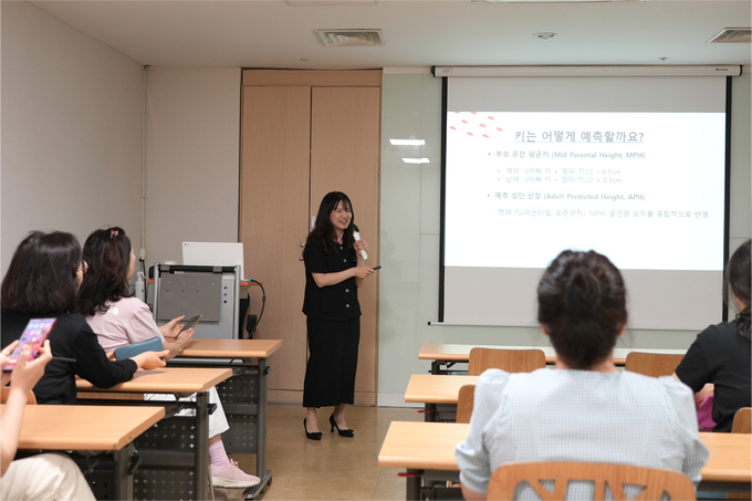 분당제생병원 소아청소년과 윤지희 과장이 5월 30일 롯데백화점 분당점 문화센터에서 열린 건강강좌에서 성조숙증과 사춘기 발달에 대해 설명하고 있다. 이날 강좌는 학부모를 대상으로 자녀 성장 예측과 조기 사춘기 대응법 등을 주제로 진행돼 큰 호응을 얻었다. (사진=분당제생병원 제공)