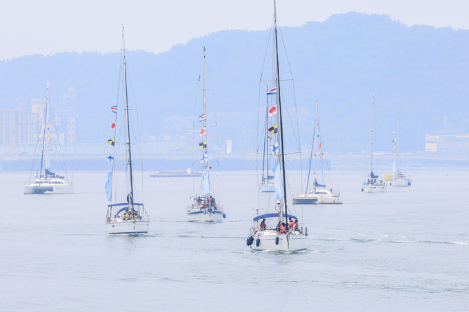  제15회 뱃놀이축제를 찾은 관광객들이 요보트 승선체험을 하고 있다. (사진=화성특례시 제공)