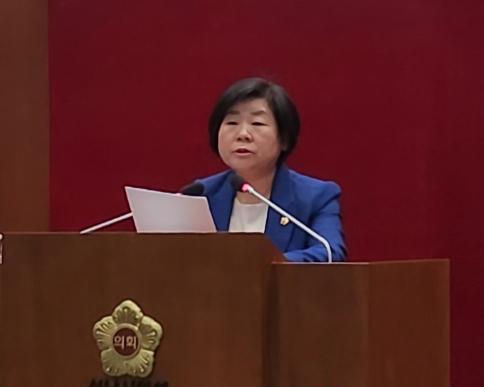 성남시의회 박경희 의원(더불어민주당·서현1·2)이 본회의에서 발언하고 있다. (사진=성남시 제공)